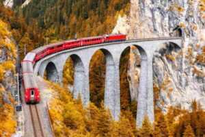 Treno che passa tra le montagne in autunno